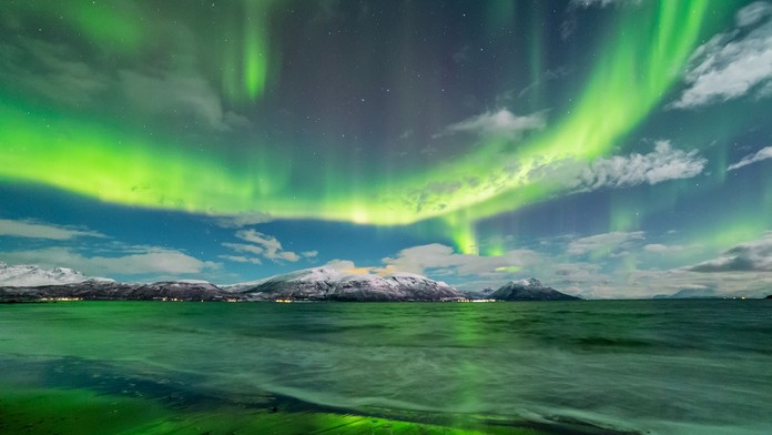 Polárna žiara nad Nórskym morom.