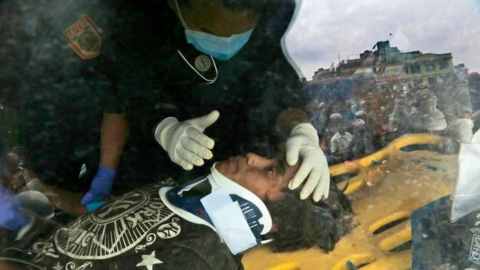 Lekár ošetruje chlapca, ktorého vytiahli z trosiek 5 dní po zemetrasení