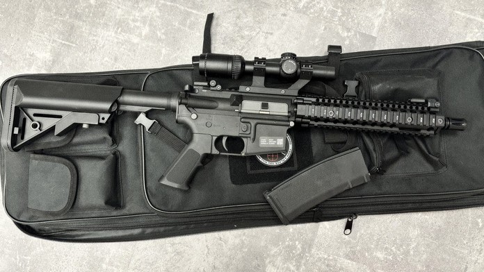 Muž na verejnosti manipuloval s dlhou strelnou zbraňou