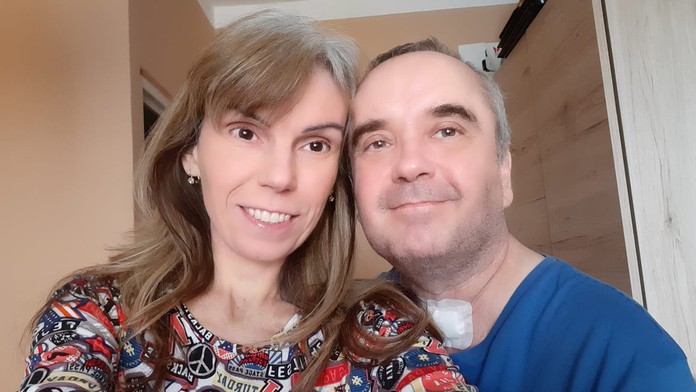 Roman s manželkou po dvoch mesiacoch od návratu z nemocnice.