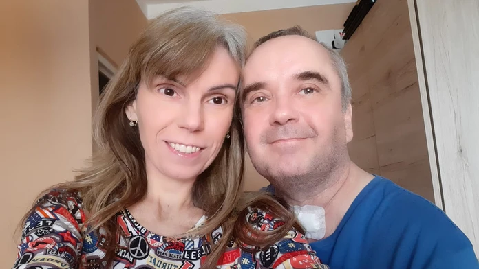 Roman s manželkou po dvoch mesiacoch od návratu z nemocnice.