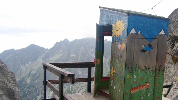 Obľúbená turistická atrakcia je už minulosťou. Silný vietor zmietol legendárnu farebnú latrínu