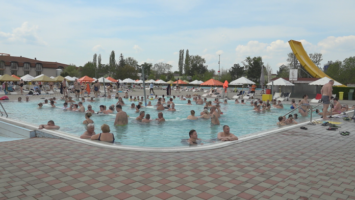 V Štúrove na juhu Slovenska si už ľudia užívajú letné kúpalisko