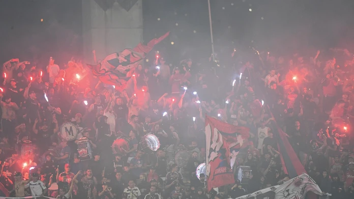 VIDEO: Zápas sa ani poriadne nezačal a bolo po ňom. Fanúšikovia v Južnej Amerike opäť vyvolali chaos