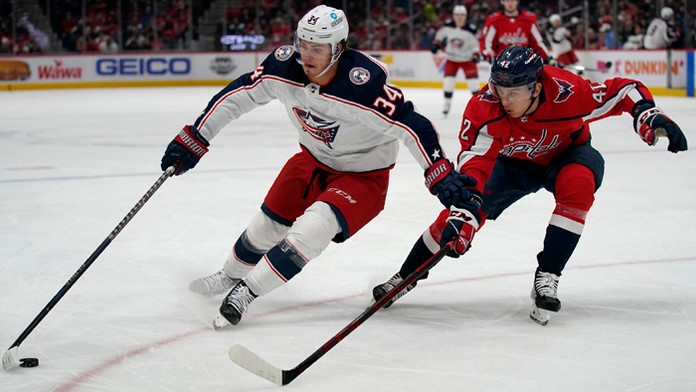 Slovenský hráč Washingtonu Capitals Martin Fehérváry (vpravo).