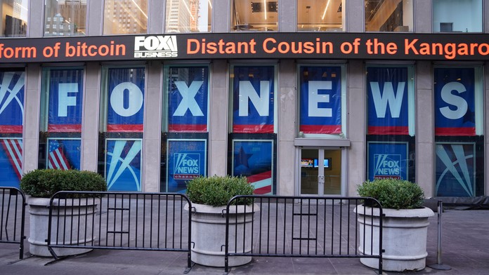 Televízia Fox News zaplatí za šírenie lží takmer 800 miliónov dolárov