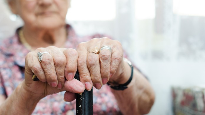 Dôchodcovia aj pred Vianocami vyhadzujú z okna igelitky plné peňazí prefíkaným podvodníkom. Tu sú dva nové prípady