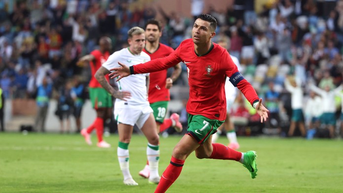 Portugalský hráč Cristiano Ronaldo oslavuje gól.