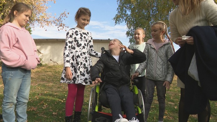 Alex navštevuje normálnu školu a venuje sa športu