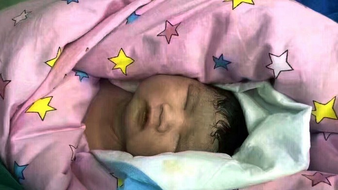 Mala by byť už babičkou, ale v 64 rokoch porodila zdravého synčeka