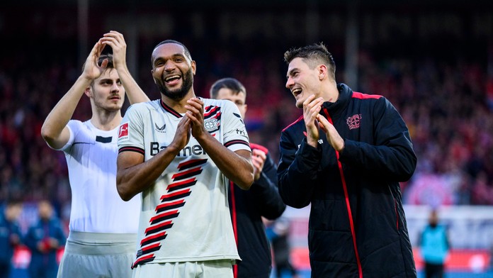 Leverkusen vyhral tretí zápas v rade a navýšil náskok na čele. Zápasy poznačili protesty fanúšikov
