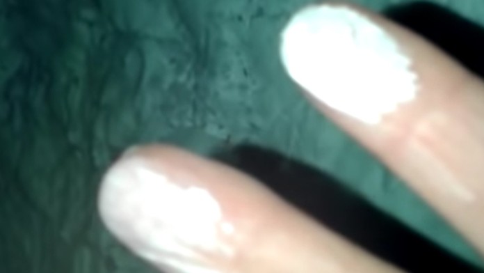 V banskom mestečku na Sibíri natierali sneh na bielo 