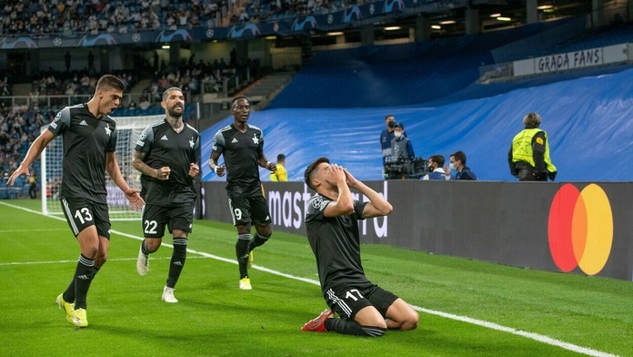 Džasurbek Jachšibojev zo Šeriffu Tiraspoľ oslavuje gól v dueli LM na pôde Realu Madrid.