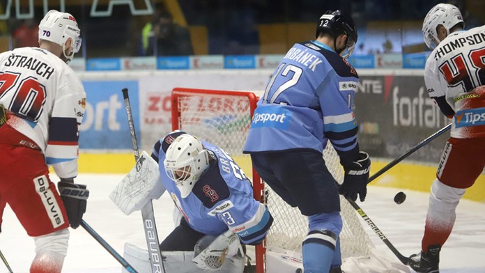 Na archívnej snímke ruské dopravné lietadlo Suchoj Superjet 100.