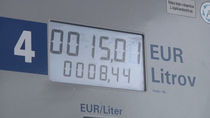 Cesta autom na sviatky za rodinou sa poriadne predraží. Porovnávali sme, kedy sa viac oplatí ísť vlakom alebo autobusom