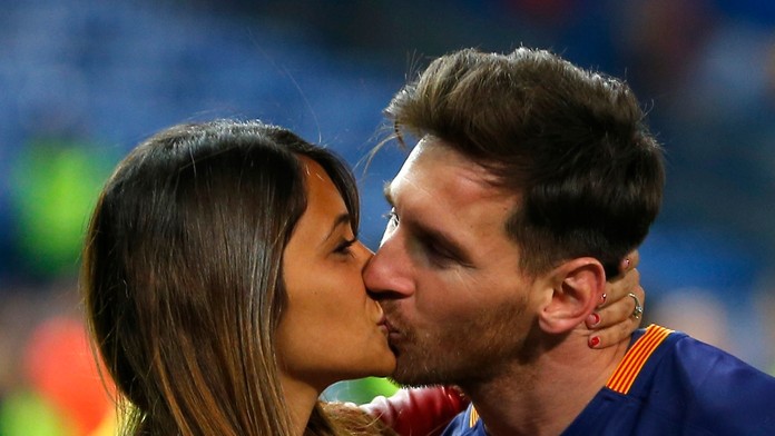 Lionel Messi bozkáva svoju partnerku Antonellu počas osláv po zisku španielskeho pohára Copa del Rey.