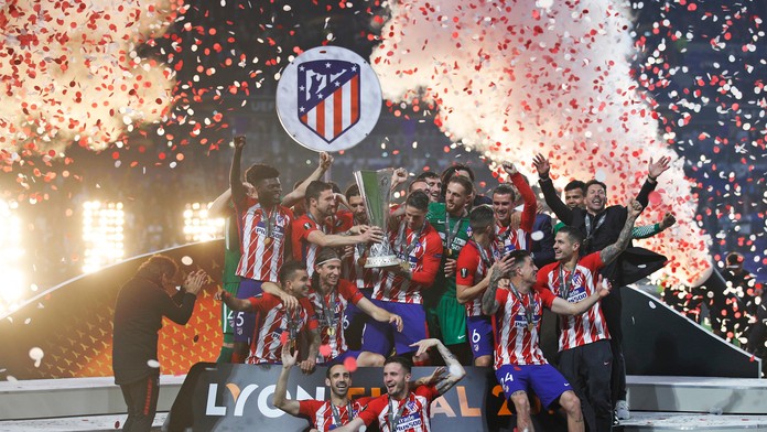 Hráči madridského Atlética oslavujú zisk trofeje po finále EL proti Marseille.