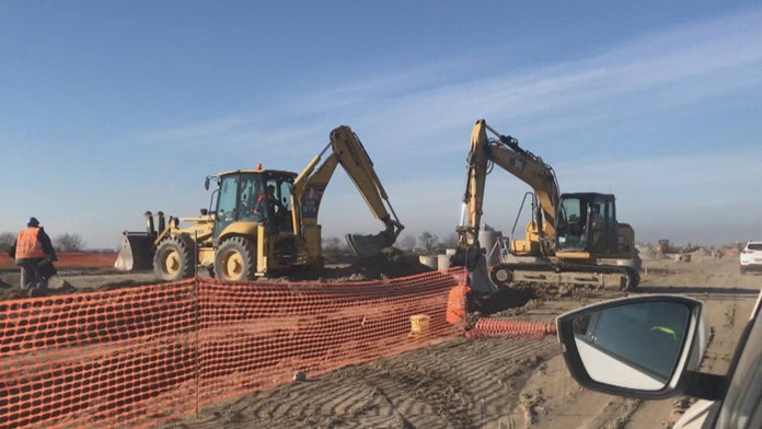 Švéd Ted Brithén (vľavo) sa snaží prekonať Júliusa Hudáčka v prípravnom dueli.