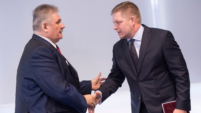 Slovenská biatlonistka Anastasia Kuzminová sa raduje zo striebornej medaily vo vytrvalostných pretekoch.