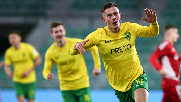 Adrián Kaprálik si vyskúša poľskú Ekstraklasu. Pod svoje krídla si ho zoberie legendárny kanonier