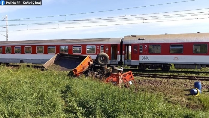 Nehoda nákladného auta, ktorý sa zrazil s rýchlikom z Košíc do Bratislavy pri obci Letanovce.