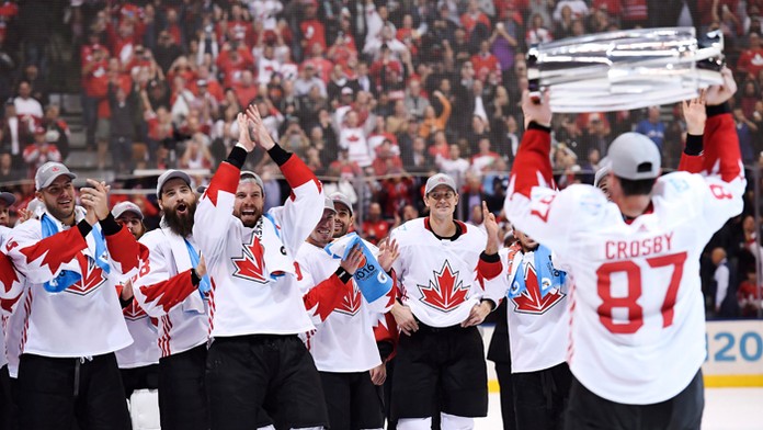 Kapitán hokejistov Kanady Sidney Crosby drží nad hlavou trofej Svetového pohára po víťazstve v druhom zápase finále nad Tímom Eu