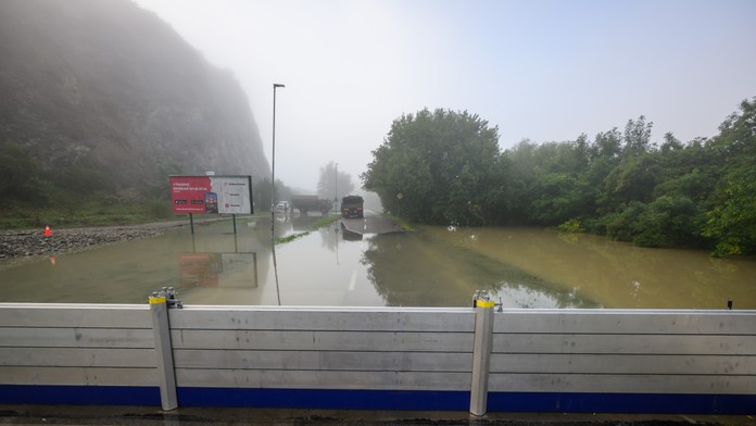 Na snímke protipovodňové zábrany na zaplavenej ceste neďaleko Kremeľskej ulice v bratislavskej mestskej časti Devín