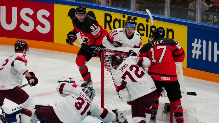 Momentka zo semifinálového zápasu Lotyšsko - Kanada