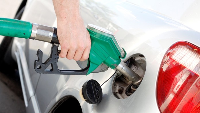 Muž tankuje benzín na pumpe 