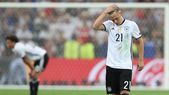Nemec Joshua Kimmich odchádza sklamaný po zápase semifinále ME vo futbale Nemecko - Francúzsko