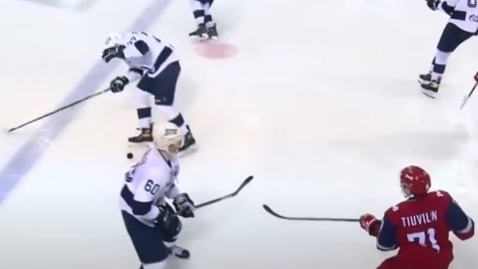 Hokejista zomrel po zásahu pukom do tváre.