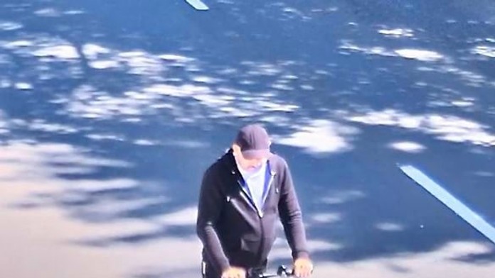 Polícia pátra po tomto mužovi