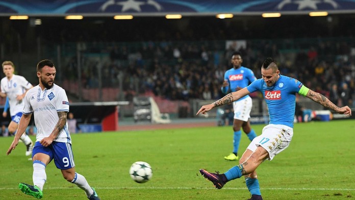 Kapitán SSC Neapol Marek Hamšík (vpravo) centruje loptu v dueli LM proti Dynamu Kyjev.