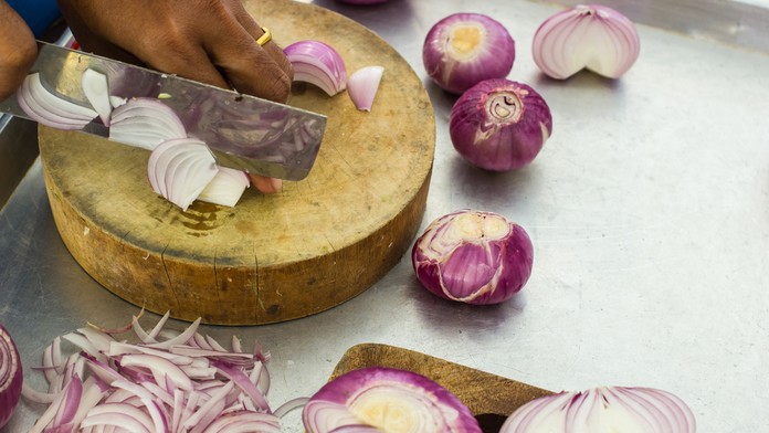 Krájanie cibule - ilustračná snímka.