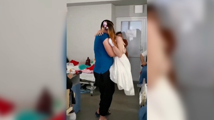 Oksana cestou domov vstúpila na mínu a prišla o obe nohy. Po mesiaci si s manželom konečne zatancovala svadobný tanec