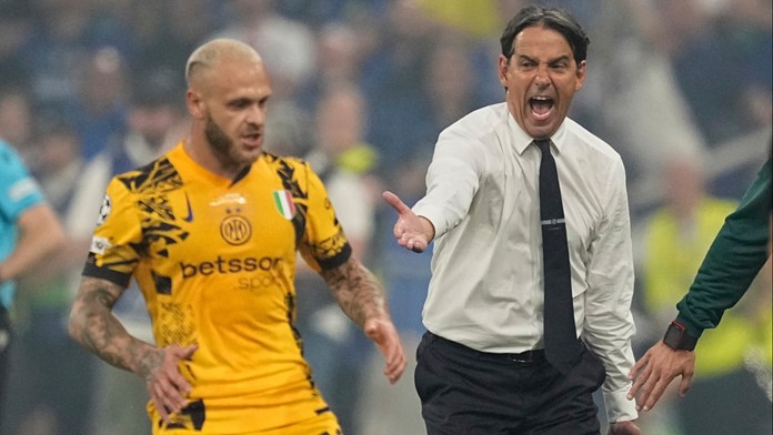 Tréner Interu Miláno Simone Inzaghi reaguje počas finále Ligy majstrov.