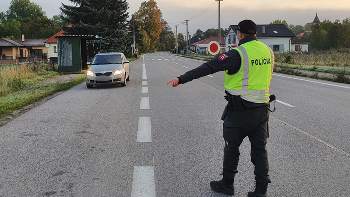 Najkurióznejšie prípady z ciest: Šoférka s malou dcérou v aute tvrdila, že sa opila z vody z ostrekovača