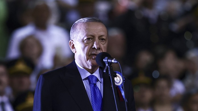 Ak sa nespamätáte, môžeme raz náhle v noci prísť. Erdogan sa vyhráža vojnou členskej krajine NATO