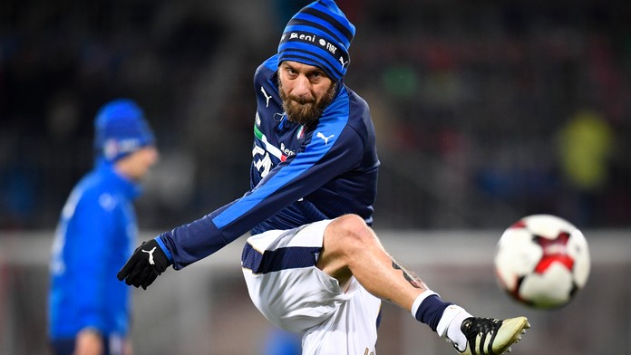 Daniele de Rossi sa rozcvičuje pred zápasom s Lichtenštajnskom.