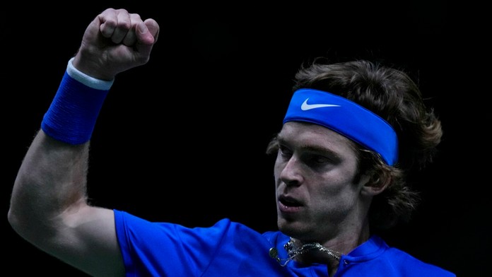 Rus Andrej Rubľov sa teší v zápase proti Chorvátovi Bornovi Gojovi.