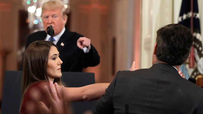 Reportérovi CNN zakázali po výmene názorov s Trumpom vstup do Bieleho domu.