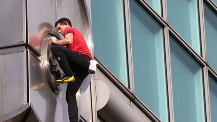 Bez istenia až na vrchol. Horolezec v priamom prenose zdolal jeden z najvyšších mrakodrapov sveta