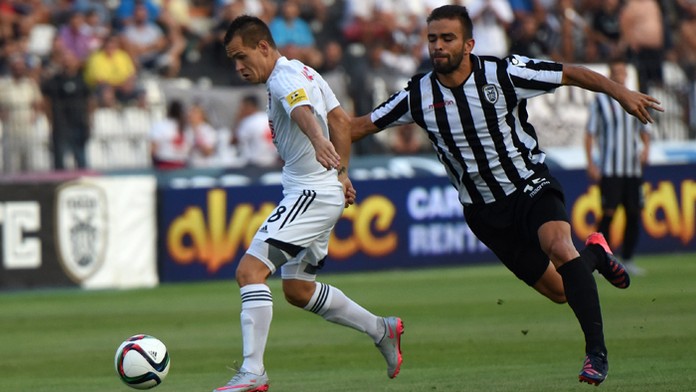 Hráč Trnavy Martin Mikovič (vľavo) a hráč PAOK Vitor.