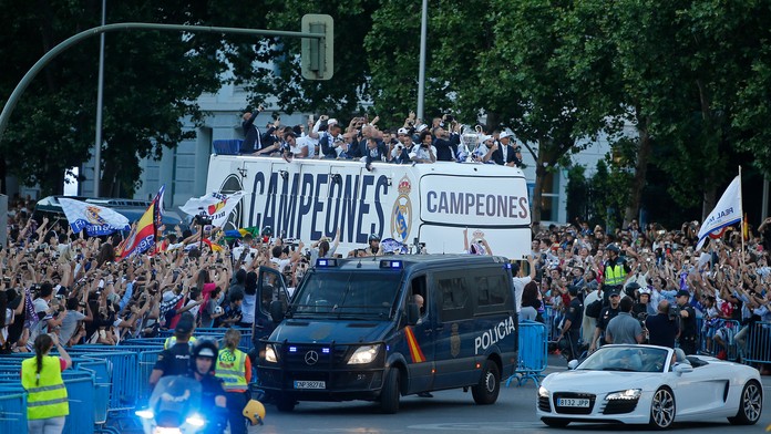 Autobus  s hráčmi a vedením Realu prichádza na námestie Cibeles v Madride.