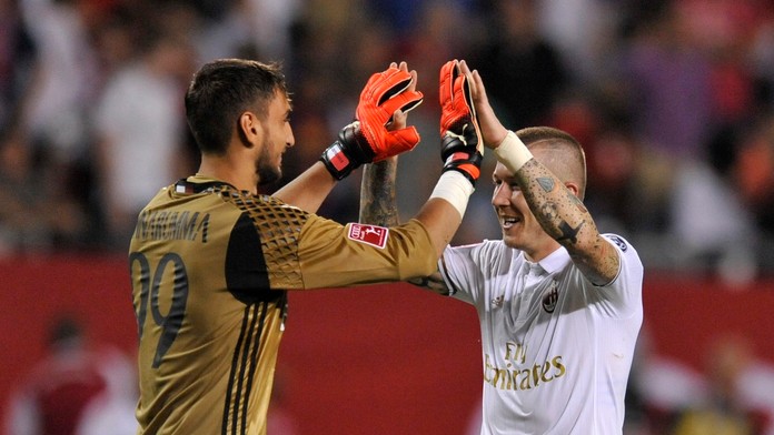 Juraj Kucka a jeho spoluhráč s AC Miláno Luigi Donnaruma