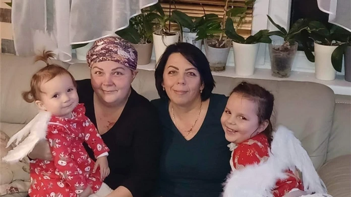 Pani Jarmila s dcérou Jarkou a dvoma vnučkami.