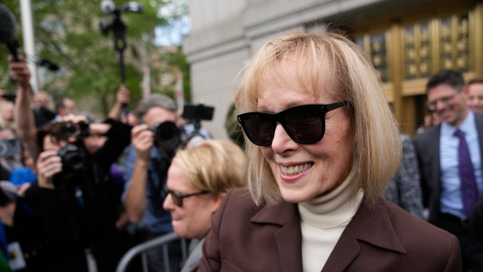 Novinárka E. Jean Carrollová vychádza zo súdu 9. mája 2023 v New Yorku. 