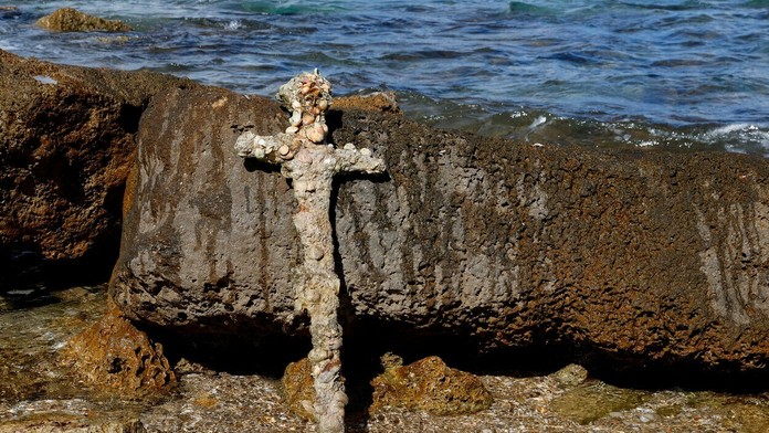 Potápač našiel 900 rokov starý meč