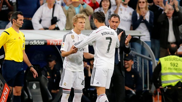 Cristiano Ronaldo objíma spoluhráča Martina Ödegaarda počas striedania v zápase La Ligy proti Getafe