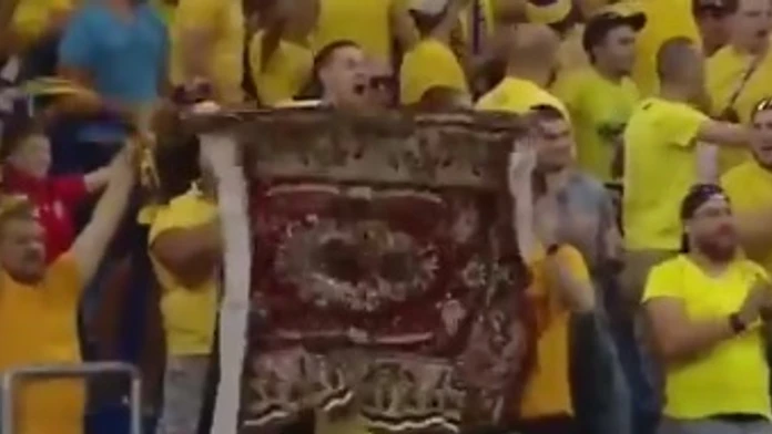 Fanúšik s kobercom.